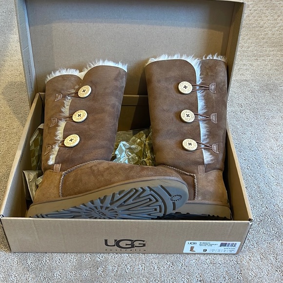 Like new Bailey button triple Ugg’s - Picture 1 of 5